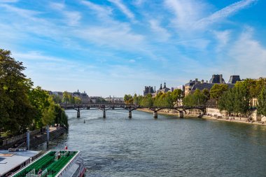 Fransa, Paris 'te Pont des Arts köprüsü.