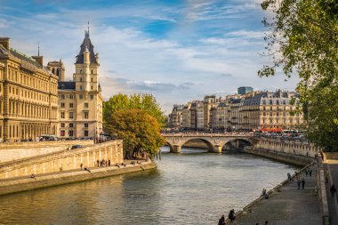 Paris 'teki Saint Michel Köprüsü
