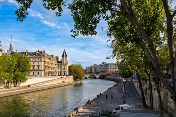 巴黎圣米歇尔桥 — 图库照片