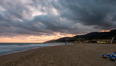 Castelldefels, Katalonya, İspanya sahilinde gün batımı