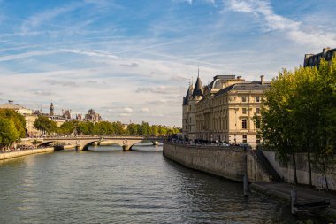 Paris 'teki Saint Michel Köprüsü