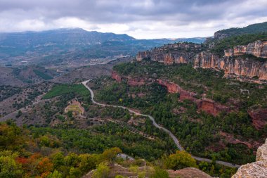 Katalonya, İspanya 'daki Siurana köyünün panoramik manzarası.