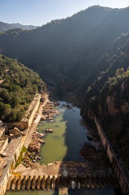 Sau rezervuarındaki bataklık nehrinde baraj, Katalonya, İspanya