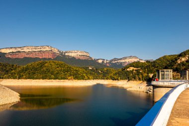 Sau rezervuarındaki bataklık nehrinde baraj, Katalonya, İspanya