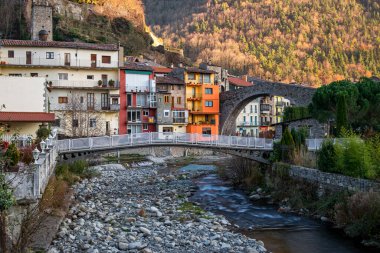 İspanya 'nın Gerona kentindeki Ortaçağ Köprüsü