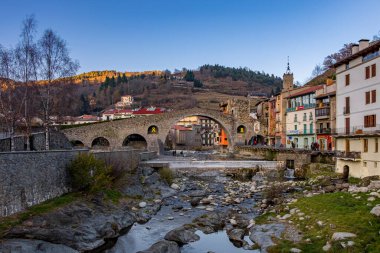 İspanya 'nın Gerona kentindeki Ortaçağ Köprüsü