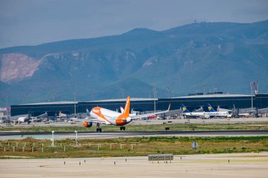 BARCELONA, Ekim 2017: Barcelona havaalanından kalkan uçak.