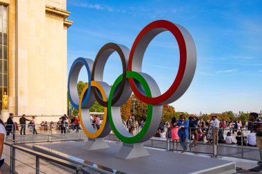 Paris, Fransa 'daki Eiffel kulesinin önündeki Trocadero binasının 2024 Olimpiyat Oyunları sembolü.