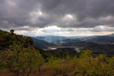 Katalonya, İspanya 'daki Siurana köyünün panoramik manzarası.