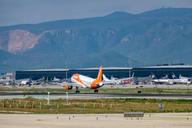 BARCELONA, Ekim 2017: Barcelona havaalanından kalkan uçak.