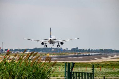 BARCELONA, Ekim 2017: Barcelona havaalanından kalkan uçak.