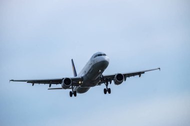 BARCELONA, Ekim 2017: Barcelona havaalanından kalkan uçak.