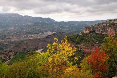 Katalonya, İspanya 'daki Siurana köyünün panoramik manzarası.