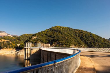 Sau rezervuarındaki bataklık nehrinde baraj, Katalonya, İspanya