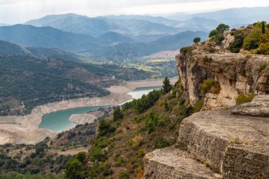 Katalonya, İspanya 'daki Siurana köyünün panoramik manzarası.