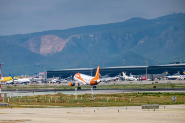 BARCELONA, Ekim 2017: Barcelona havaalanından kalkan uçak.