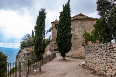 Katalonya, İspanya 'daki Siurana köyünün panoramik manzarası.