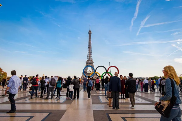 Paris, Fransa 'daki Eiffel kulesinin önündeki Trocadero binasının 2024 Olimpiyat Oyunları sembolü.
