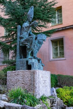 Montserrat Manastırı 'nın kurucusu başrahip Oliba' nın anıtı. Katalonya