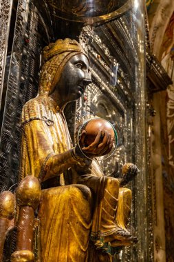 La Moreneta bakiresi, Montserrat Manastırı Barcelona, Katalonya 'daki dağda