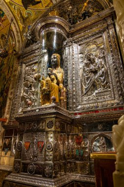 La Moreneta bakiresi, Montserrat Manastırı Barcelona, Katalonya 'daki dağda