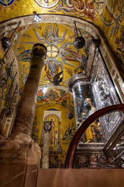 La Moreneta bakiresi, Montserrat Manastırı Barcelona, Katalonya 'daki dağda