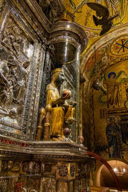 La Moreneta bakiresi, Montserrat Manastırı Barcelona, Katalonya 'daki dağda