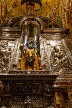 La Moreneta bakiresi, Montserrat Manastırı Barcelona, Katalonya 'daki dağda