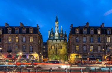 Fransa 'nın Bordeaux şehrinde gece vakti Porte Cailhau.