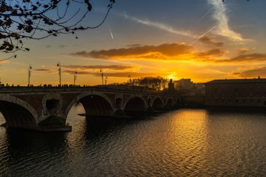 Toulouse, Fransa 'da günbatımında Pont Neuf.