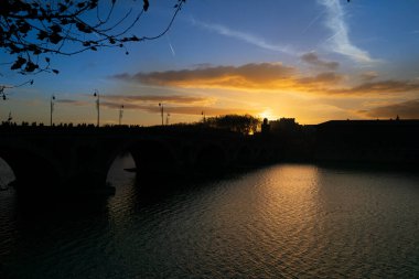 Toulouse, Fransa 'da günbatımında Pont Neuf.