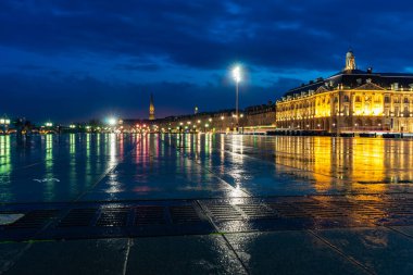 Fransa, Bordeaux 'da gece vakti Bourse Meydanı.