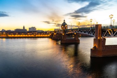 Toulouse, Fransa 'da gün batımında Pont Saint Pierre Köprüsü.