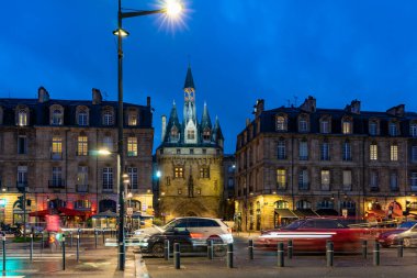 Fransa 'nın Bordeaux şehrinde gece vakti Porte Cailhau.