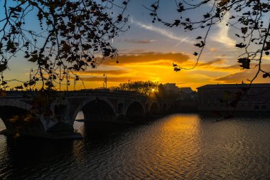 Toulouse, Fransa 'da günbatımında Pont Neuf.