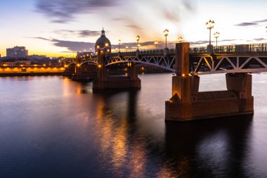 Toulouse, Fransa 'da gün batımında Pont Saint Pierre Köprüsü.