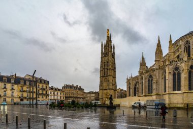 Fransa Bordeaux 'daki Katedral Saint Andre ve Pey Berland Kulesi.