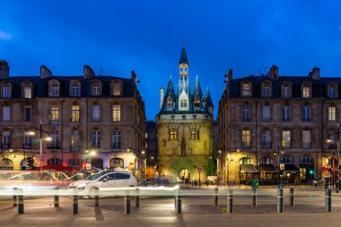 Fransa 'nın Bordeaux şehrinde gece vakti Porte Cailhau.