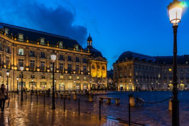 Fransa, Bordeaux 'da gece vakti Bourse Meydanı.
