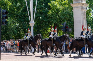 Londra, İngiltere 'deki Buckingham Sarayı muhafızları.
