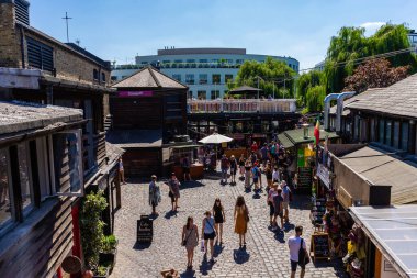 Londra, İngiltere ve İngiltere 'deki Camden pazarı..