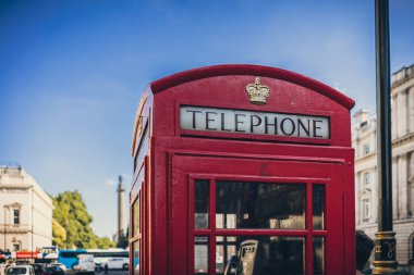 Londra, İngiltere 'deki St. James semtinde kırmızı telefon kulübesi.