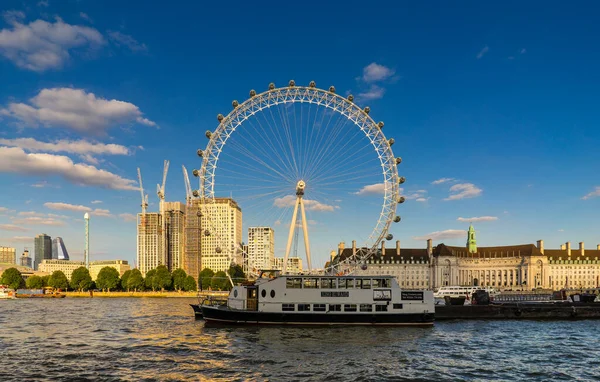 London Eye ve River Thames Londra, İngiltere 'de.