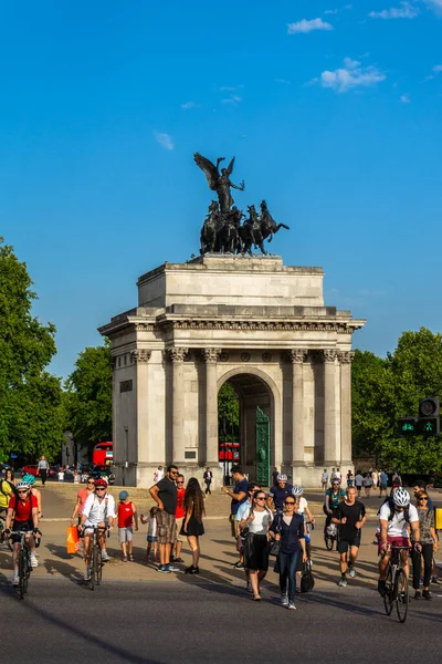 Wellington, İngiltere, Londra 'daki Duke anısına dikildi..