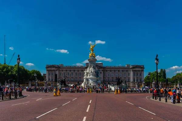 Londra, İngiltere 'deki Buckingham Sarayı muhafızları.