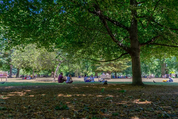Londra, İngiltere 'deki St. James Parkı.