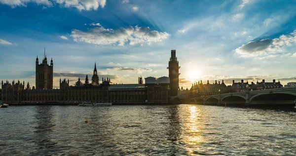 英国ロンドンのビッグ ベン議会議事堂とウェストミンスター橋 — ストック写真