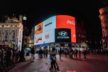 Londra, İngiltere ve İngiltere 'de gece Piccadilly Meydanı