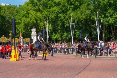 Londra, İngiltere 'deki Buckingham Sarayı muhafızları.