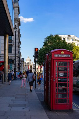 Londra, İngiltere 'deki St. James semtinde kırmızı telefon kulübesi.